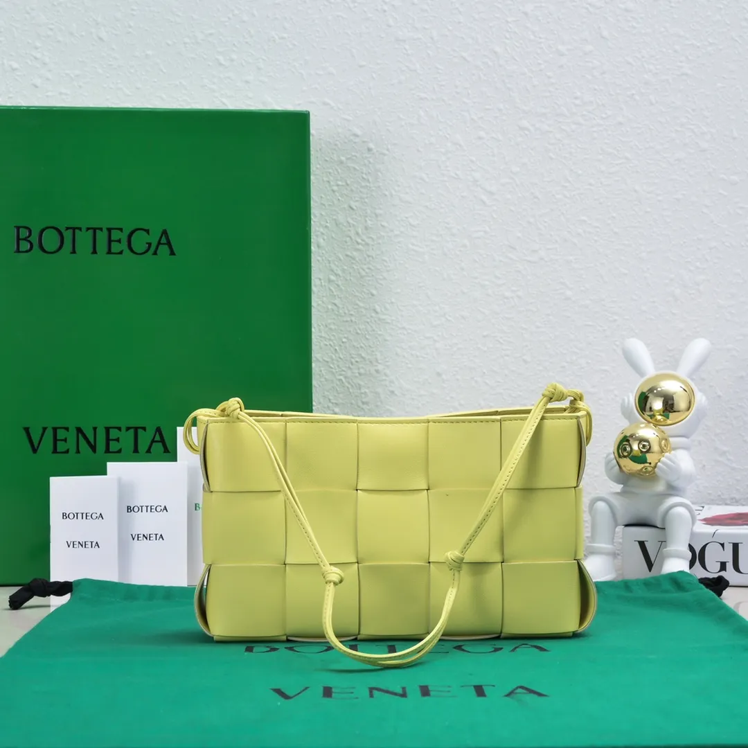 Batch 1260 #BV 2023 Cassette rope armpit bag is here🎈Simple, versatile and versatile formula bag made of intreccio woven cow leather. The square bag shape is wear-resistant and durable. Minimalism and commuting really complement each other. There are 4 card slots inside and thoughtful design✔️ Magnetic buckle closure to better protect privacy [Happy] When you are worried about matching, it is a bag that can be taken out with just one lift~ Dimensions: 22.5x13.5x4.5, Model: 7741